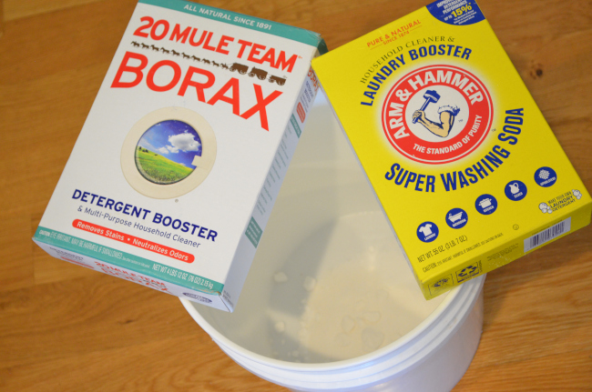 borax and washing soda in bucket